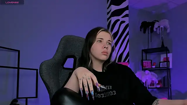 AliceSunday online show from November 2025 02:22:02 AM