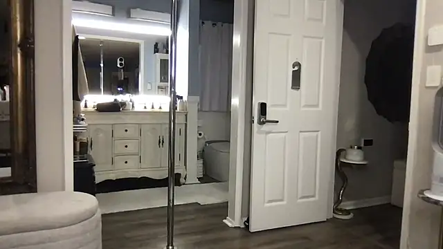 Snapshot of curvyfunlover chatting on October 2025 11:27:02 AM curvyfunlover online show from October 2025 11:27:02 AM