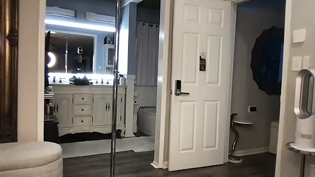 Snapshot of curvyfunlover chatting on October 2025 11:27:01 PM curvyfunlover online show from October 2025 11:27:01 PM