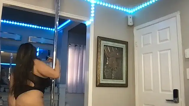 Snapshot of curvyfunlover chatting on November 2025 01:11:01 PM curvyfunlover online show from November 2025 01:11:01 PM