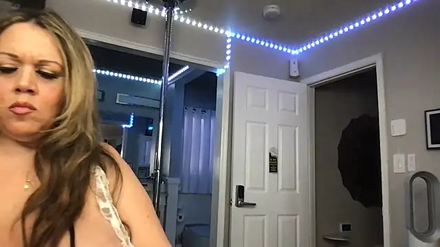 Snapshot of curvyfunlover chatting on November 2025 07:02:02 PM curvyfunlover online show from November 2025 07:02:02 PM