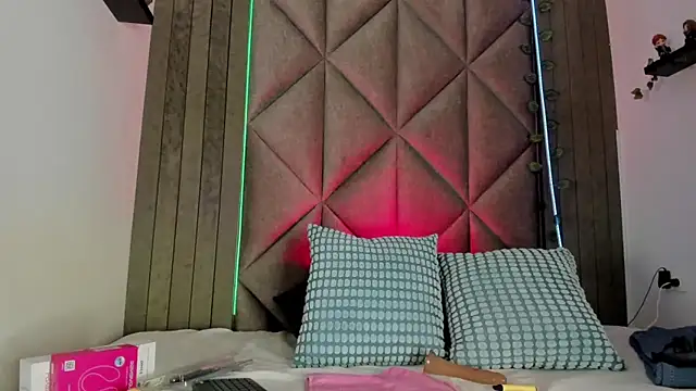 BriaConner  online show from December 2025 03:02:02 AM