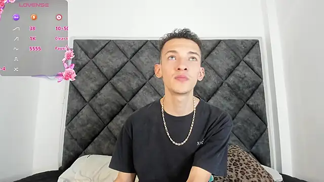 Snapshot of Maisondavis_ chatting on December 2024 11:03:01 PM Maisondavis online show from December 2024 11:03:01 PM