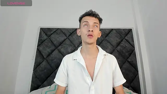 Snapshot of Maisondavis_ chatting on December 2024 10:34:02 PM Maisondavis online show from December 2024 10:34:02 PM