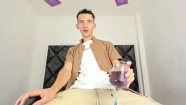 Snapshot of Maisondavis_ chatting on December 2024 07:18:02 PM Maisondavis online show from December 2024 07:18:02 PM