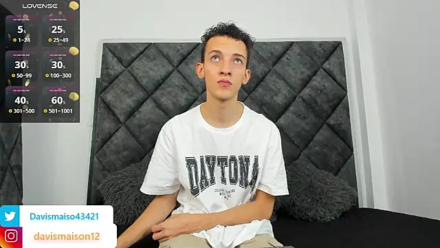 Snapshot of Maisondavis_ chatting on January 2025 09:22:01 PM Maisondavis online show from January 2025 09:22:01 PM