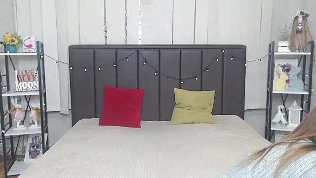 LauraHlot online show from October 2025 05:58:02 PM