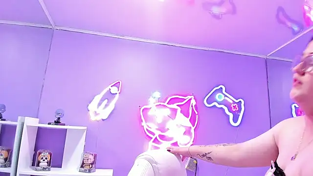 Camiila Osorio online show from September 2025 07:35:01 PM