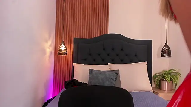 SARA STONE17 online show from December 2024 06:39:02 PM