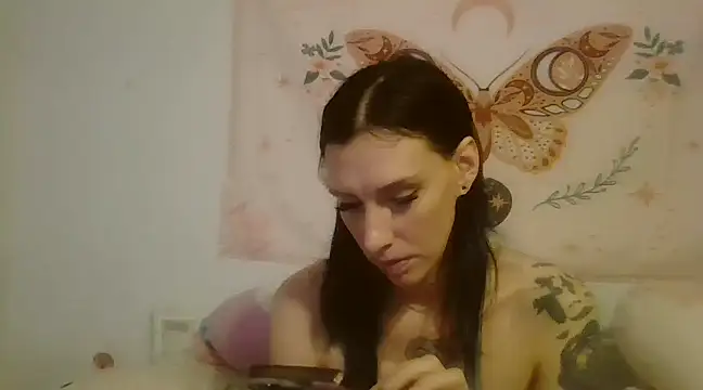 Snapshot of averietheangel chatting on February 2025 07:03:01 PM averietheangel online show from February 2025 07:03:01 PM