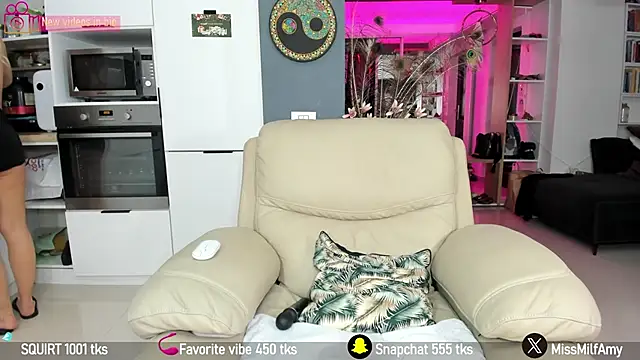 Snapshot of AmySuperHeroes chatting on February 2025 01:09:02 PM AmySuperHeroes online show from February 2025 01:09:02 PM