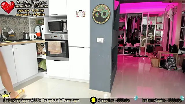 Snapshot of AmySuperHeroes chatting on November 2025 12:15:02 PM AmySuperHeroes online show from November 2025 12:15:02 PM