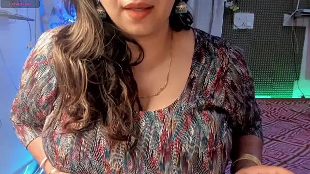 Snapshot of Gulabi_Queen chatting on February 2025 03:39:01 PM Gulabi Queen online show from February 2025 03:39:01 PM