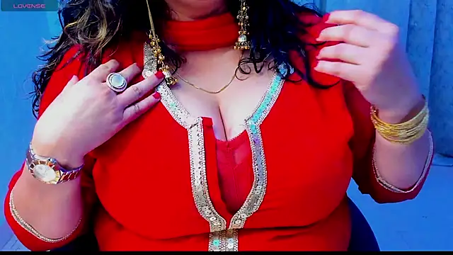 Snapshot of Gulabi_Queen chatting on December 2025 04:47:02 PM Gulabi Queen online show from December 2025 04:47:02 PM