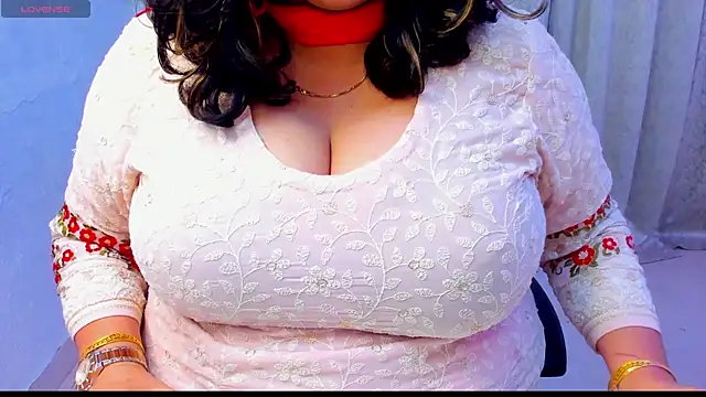 Snapshot of Gulabi_Queen chatting on December 2025 06:15:02 PM Gulabi Queen online show from December 2025 06:15:02 PM