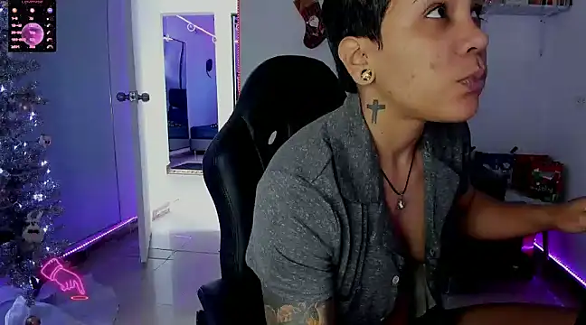 Snapshot of ZhoeStrong chatting on January 2025 02:30:01 PM ZhoeStrong online show from January 2025 02:30:01 PM