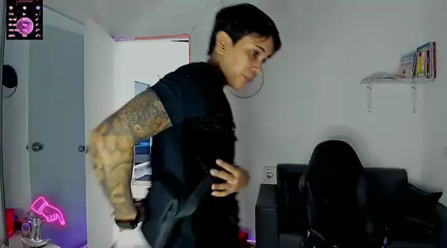 Snapshot of ZhoeStrong chatting on January 2025 04:00:02 PM ZhoeStrong online show from January 2025 04:00:02 PM