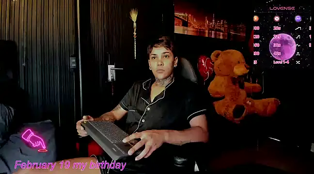 Snapshot of ZhoeStrong chatting on February 2025 03:38:02 PM ZhoeStrong online show from February 2025 03:38:02 PM