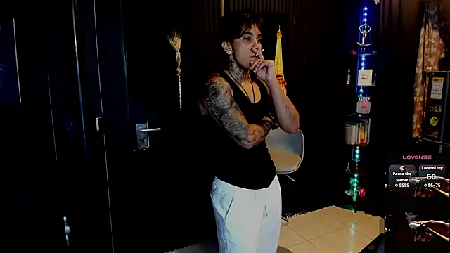 Snapshot of ZhoeStrong chatting on October 2025 09:07:01 AM ZhoeStrong online show from October 2025 09:07:01 AM