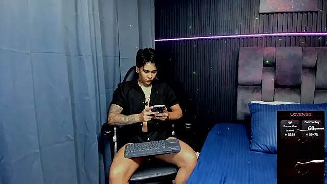 Snapshot of ZhoeStrong chatting on October 2025 10:52:01 PM ZhoeStrong online show from October 2025 10:52:01 PM