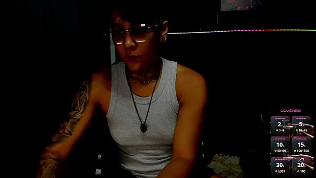 Snapshot of ZhoeStrong chatting on October 2025 10:14:02 PM ZhoeStrong online show from October 2025 10:14:02 PM