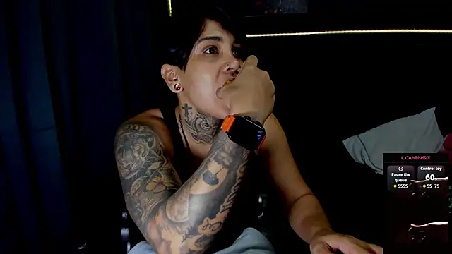 Snapshot of ZhoeStrong chatting on November 2025 09:25:01 PM ZhoeStrong online show from November 2025 09:25:01 PM