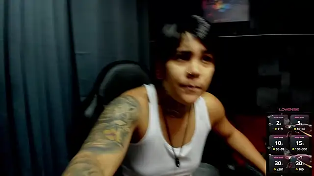 Snapshot of ZhoeStrong chatting on November 2025 05:57:01 PM ZhoeStrong online show from November 2025 05:57:01 PM