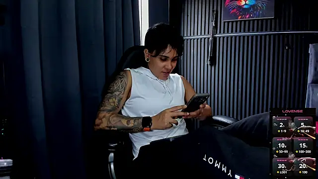 Snapshot of ZhoeStrong chatting on November 2025 08:41:02 PM ZhoeStrong online show from November 2025 08:41:02 PM