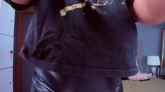 Snapshot of AmyCubes chatting on February 2025 02:20:01 PM AmyCubes online show from February 2025 02:20:01 PM