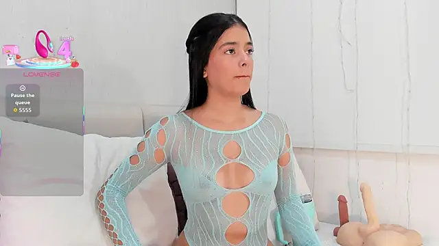 Isaa Queen online show from October 2025 07:53:01 PM