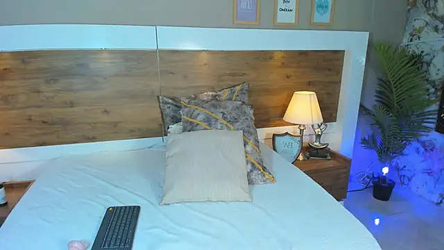 EmaBakker online show from February 2025 01:08:01 PM