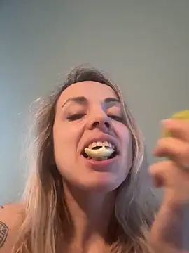 Annelibre online show from November 2025 06:45:02 AM