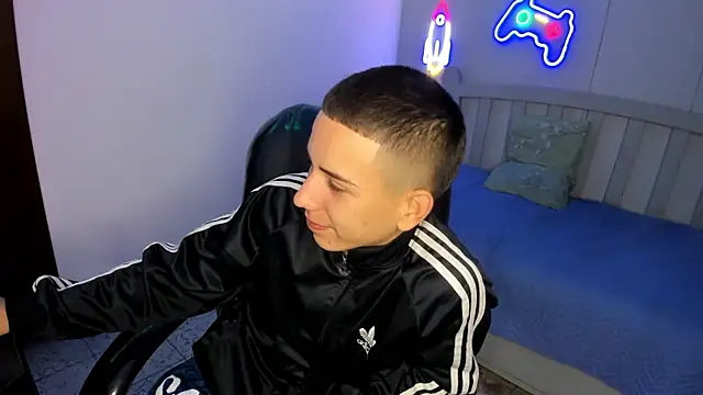 JackSwan18 online show from November 2025 08:41:01 PM