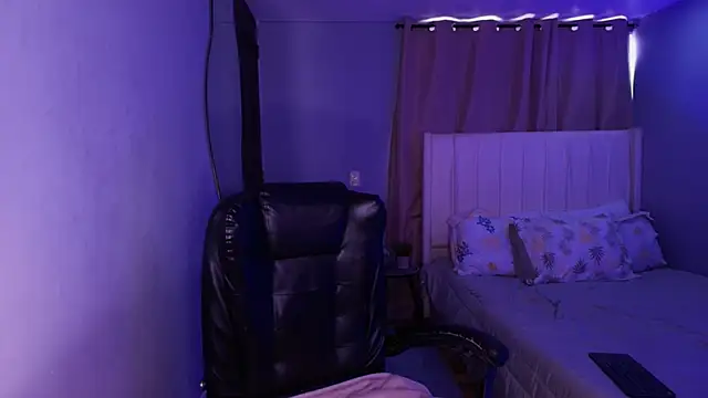 Shenoa1 online show from November 2025 01:13:01 PM