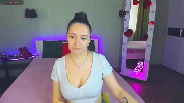 Snapshot of AngellLika chatting on October 2025 12:58:01 PM AngellLika online show from October 2025 12:58:01 PM