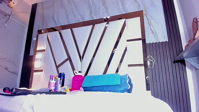 lola hornei online show from December 2025 02:25:02 PM