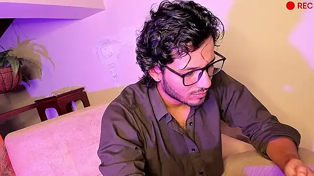 Nicholasrodrii online show from December 2024 10:25:02 PM