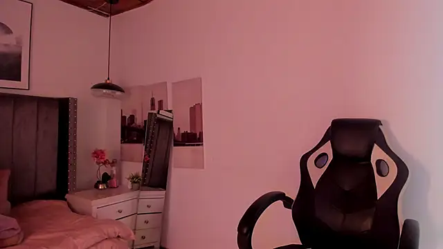 Snapshot of Alaia_Cute chatting on December 2024 02:34:02 AM Alaia Cute online show from December 2024 02:34:02 AM