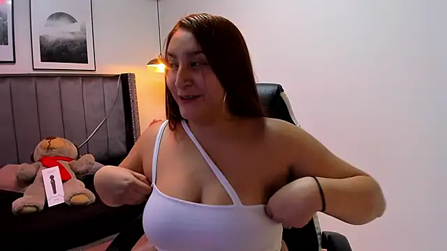 Snapshot of Alaia_Cute chatting on January 2025 03:15:02 AM Alaia Cute online show from January 2025 03:15:02 AM