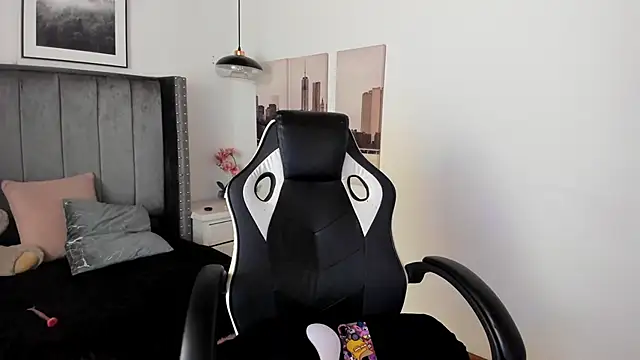 Snapshot of Alaia_Cute chatting on February 2025 02:33:01 AM Alaia Cute online show from February 2025 02:33:01 AM