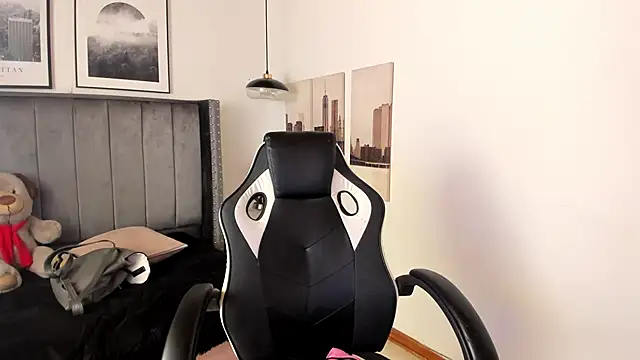 Snapshot of Alaia_Cute chatting on February 2025 02:57:02 AM Alaia Cute online show from February 2025 02:57:02 AM