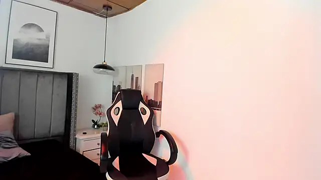 Snapshot of Alaia_Cute chatting on February 2025 01:23:02 AM Alaia Cute online show from February 2025 01:23:02 AM