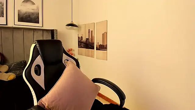 Snapshot of Alaia_Cute chatting on March 2025 03:01:01 AM Alaia Cute online show from March 2025 03:01:01 AM