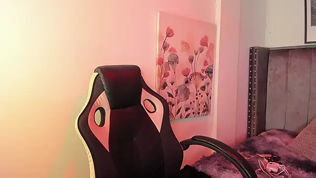 Snapshot of Alaia_Cute chatting on October 2025 03:03:02 AM Alaia Cute online show from October 2025 03:03:02 AM