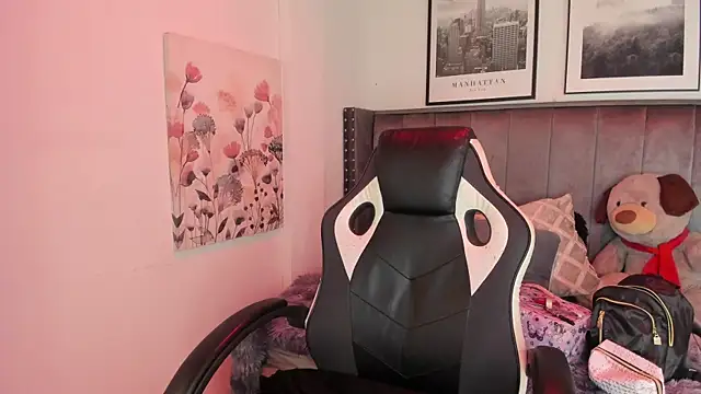 Snapshot of Alaia_Cute chatting on December 2025 02:49:01 AM Alaia Cute online show from December 2025 02:49:01 AM