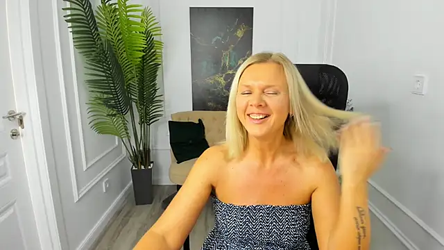 AgathaKlouin online show from October 2025 07:11:02 PM