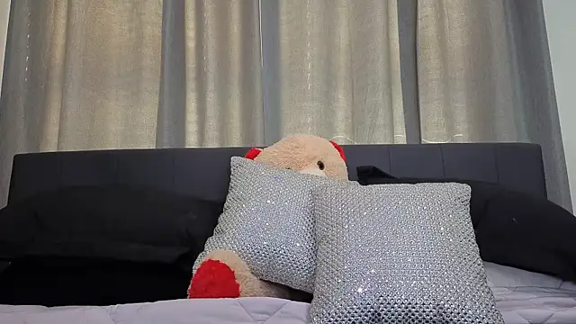Snapshot of longislandprincess chatting on May 2026 12:45:02 PM longislandprincess online show from May 2026 12:45:02 PM