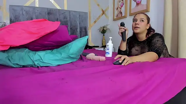 Caroliine Torres online show from February 2025 05:29:01 PM