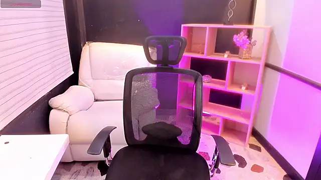 Snapshot of EmySilver chatting on December 2024 02:17:02 PM EmySilver online show from December 2024 02:17:02 PM