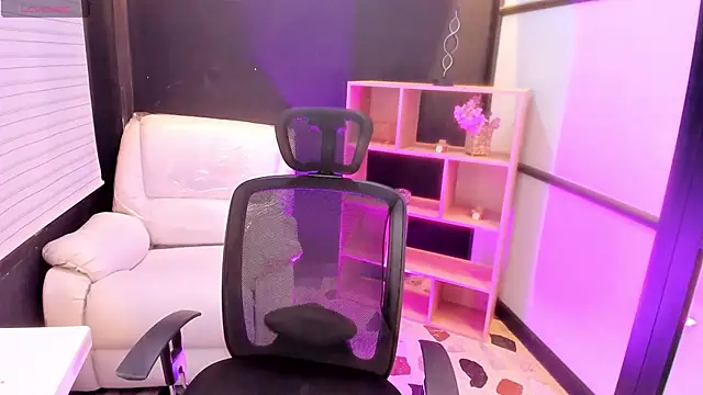 Snapshot of EmySilver chatting on December 2024 05:22:01 PM EmySilver online show from December 2024 05:22:01 PM